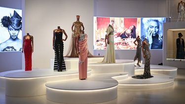 Los vestidos se muestran durante una vista previa para la prensa de la exposición Naomi in fashion que explora la carrera de la modelo Naomi Campbell, en el museo Victoria & Albert, en Londres, el 19 de junio de 2024.&nbsp; &nbsp; &nbsp;