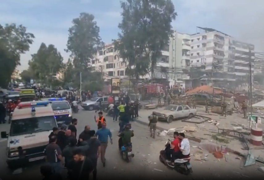 En Mandalay, edificios de viviendas y templos quedaron reducidos a escombros. Por cuarta noche seguida, cientos de residentes durmieron al raso, en tiendas de campaña o simplemente cubiertos por mantas en medio de calles y carreteras.