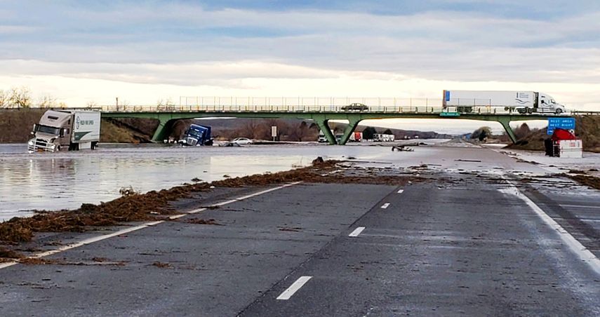 Esta fotograf&iacute;a proporcionada por la Polic&iacute;a Estatal de Oregon muestra una inundaci&oacute;n en la carretera interestatal 84, la cual une a Idaho y Oregon, cerca de Hermiston, Oregon, el viernes 7 de febrero de 2020.&nbsp;