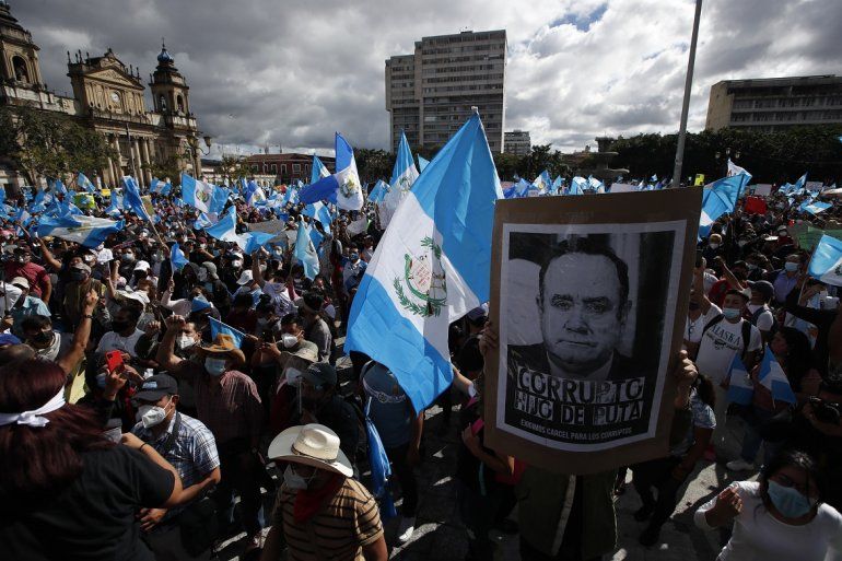 Incendian Parte Del Congreso Durante Protesta En Guatemala