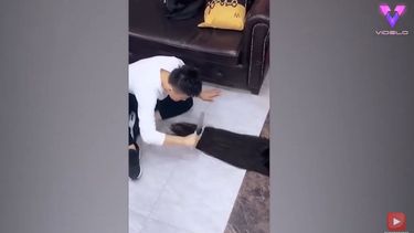 Un peluquero utiliza un cuchillo carnicero para cortar el pelo a sus clientes en Shangh&aacute;i.