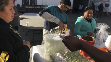 Foto tomada el 11 de enero del 2020 de Joel C&aacute;ceres (cent) con otros solicitantes de asilo en el albergue para migrantes en Mexicali, M&eacute;xico. C&aacute;ceres, de Honduras, est&aacute; tratando de conseguir asilo en San Diego con su esposa y dos hijos.&nbsp;