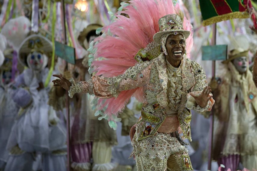 Los desfiles que concluyeron la madrugada de este martes en el Sambódromo de Río de Janeiro estuvieron marcados como nunca antes por una sucesión de accidentes.&nbsp;