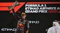 El neerlandés Max Verstappen celebra con la copa del Gran Premio de Abu Dabi