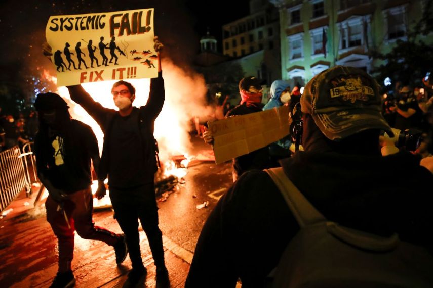 Personas se manifiestan por la muerte de George Floyd el domingo 31 de mayo de 2020 cerca de la Casa Blanca en Washington, causando quemas en las calles.&nbsp;