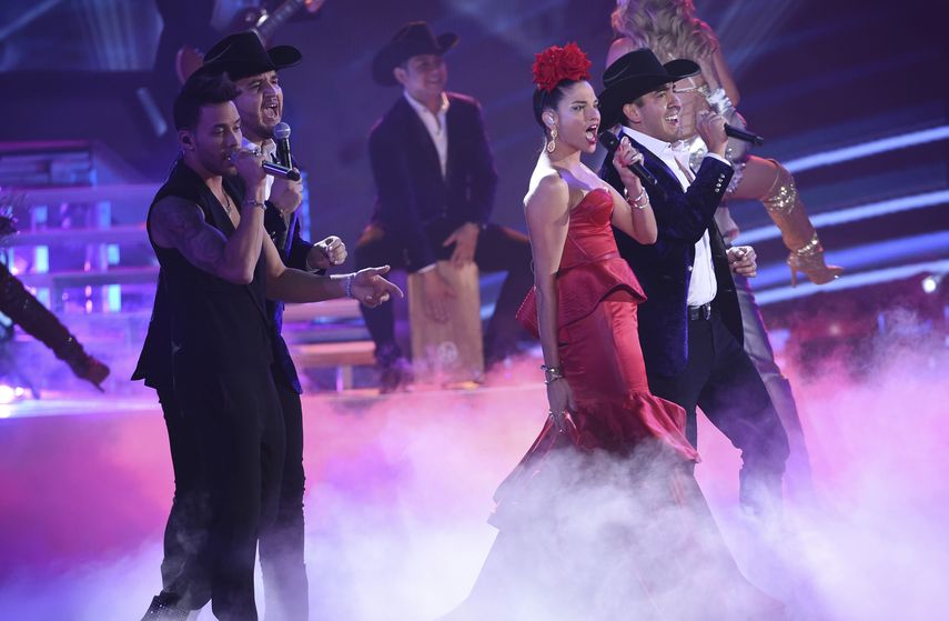 Prince Royce, izquierda, Natalia Jim&eacute;nez, segunda de derecho a izquierda, y miembros de Calibre 50 act&uacute;an durante un n&uacute;mero musical en la 20a entrega del Latin Grammy el jueves 14 de noviembre de 2019 en el MGM Grand Garden Arena en Las Vegas.