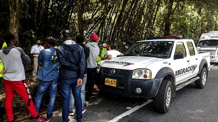 Los dos buses de servicio público en los que se transportaban fueron interceptados por un retén de policía en el departamento de Caldas, poco antes de llegar a Medellín