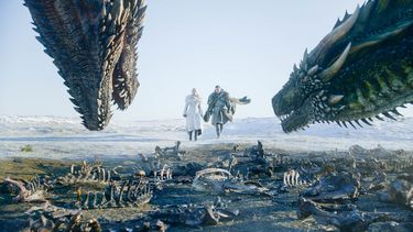 Emilia Clarke y Kit Harington en una escena del episodio final de Game of Thrones. 