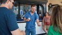 Faruk, en el centro, muestra al grupo la espuma del café expreso cubano. Faruk, en el centro, muestra al grupo la espuma del café expreso cubano.