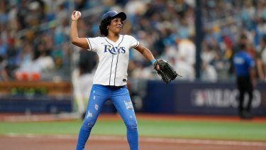 Sandra González, madre del pelotero cubano de los Rays de Tampa Bay Randy Arozarena, hace el primer lanzamiento del juego ante los Rangers de Texas, el martes 3 de octubre de 2023&nbsp;