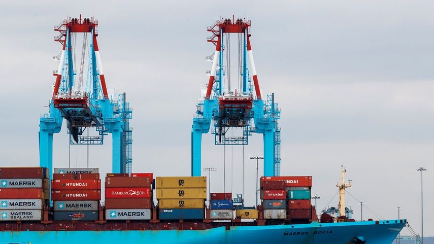 Vista de un barco con contenedores anclado en el puerto de Newark, uno de los más grandes de Estados Unidos, en Elizabeth, Nueva Jersey.