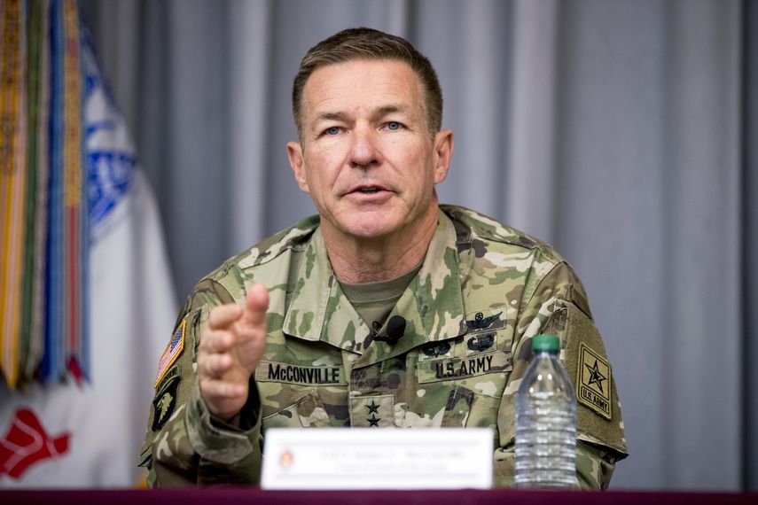 El general James McConville, jefe del estado mayor del ejército de Estados Unidos, habla en una conferencia de prensa en Fort Detrick, Maryland, el jueves, 19 de marzo del 2020. 
