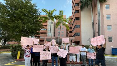 Propietarios del edificio 5050 en Miami piden que les permitan regresar a sus casas.&nbsp;