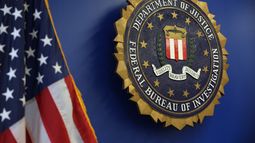 El logotipo del Buró Federal de Investigaciones (FBI) se ve en el Edificio Federal de Los Ángeles tras una conferencia de prensa para actualizar la investigación sobre el atentado con bomba ocurrido el 18 de mayo de 2025 en una clínica de fertilidad en Palm Springs, California, el 4 de junio de 2025 en Los Ángeles. El logotipo del Buró Federal de Investigaciones (FBI) se ve en el Edificio Federal de Los Ángeles tras una conferencia de prensa para actualizar la investigación sobre el atentado con bomba ocurrido el 18 de mayo de 2025 en una clínica de fertilidad en Palm Springs, California, el 4 de junio de 2025 en Los Ángeles.