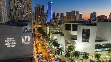 Vista de la sede de la #MiamiBookFair2017 en el Miami Dade College.