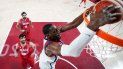 El estadounidense Bam Adebayo anota un mate ante el iraní Behnam Yakhchalidehkordi (88) en el partido de la fase de grupos del torneo de baloncesto de Tokio 2020 El estadounidense Bam Adebayo anota un mate ante el iraní Behnam Yakhchalidehkordi (88) en el partido de la fase de grupos del torneo de baloncesto de Tokio 2020