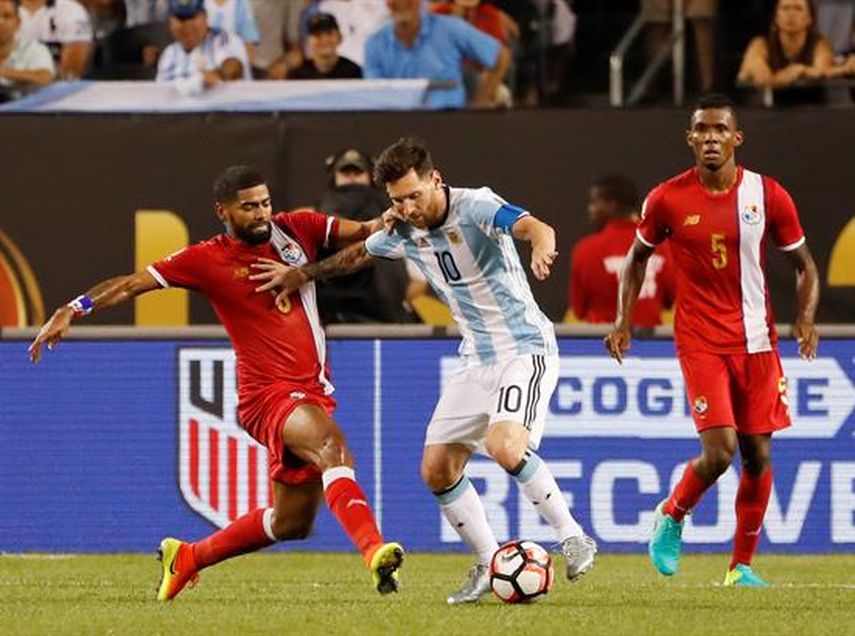  Lionel Messi de Argentina disputa el balón Gabriel Torres de Panamá. (EFE)