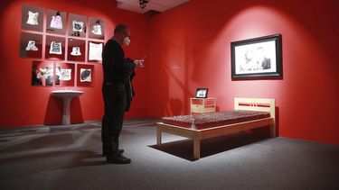 Una persona observa una pieza de la obra del artista chino Badiucao en la inauguración de su exhibición en el Museo Santa Giulia en Brescia, Italia, el sábado 13 de noviembre de 2021.&nbsp; 