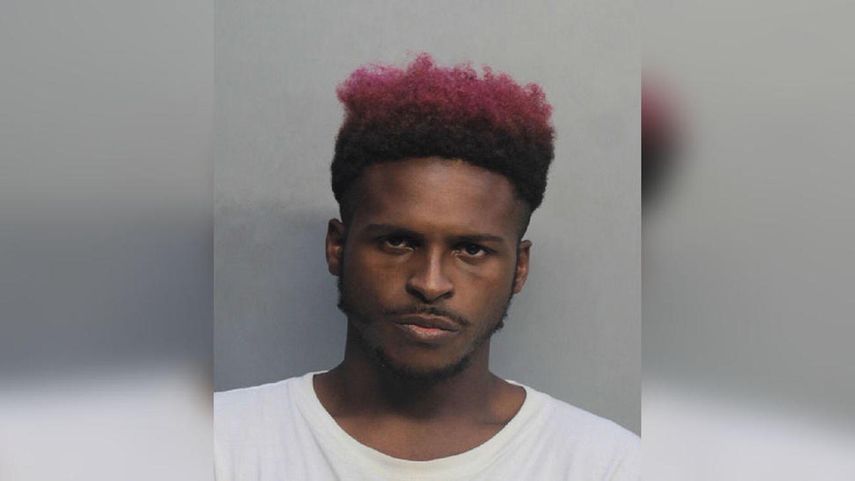 Luther Rodrick Campbell, de 25 años,&nbsp;enfrenta cargos por robo de autos, posesión de una sustancia controlada y conducir con la licencia suspendida.