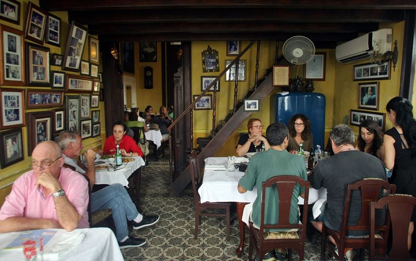 Fotografía de archivo fechada en enero de 2015 de un restaurante privado en La Habana, Cuba.