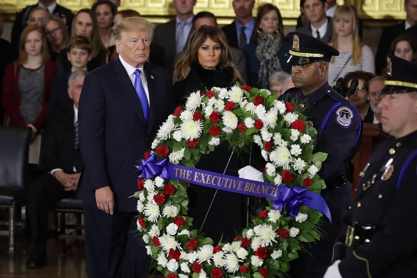 El presidente Donald&nbsp;Trump y la primera dama Melania&nbsp;Trump depositan una corona de flores junto al ataúd del pastor evangelista Billy Graham.