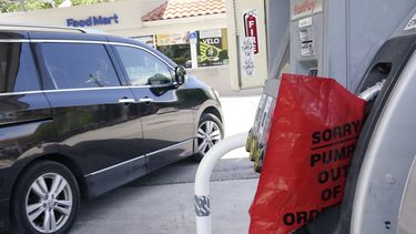 Un cliente sale de una estación de Chevron que quedó sin gasolina, el miércoles 12 de mayo de 2021, en Miami.&nbsp; &nbsp;