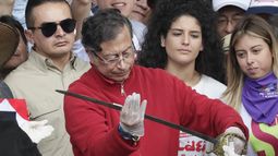 El presidente colombiano, Gustavo Petro, desenvaina la espada de Simón Bolívar el 1 de mayo de 2025, antes de consignar su propuesta de consulta popular en el Senado de Colombia