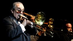 Fotografía de archivo del 29 de junio de 2017 que muestra al músico y compositor de salsa Willie Colón presentando su espectáculo “Tour 50 Aniversario” en Guadalajara (México). Colón, el emblemático trombonista, compositor e intérprete de iconos de la salsa como Idilio y Gitana y quien cosechó grandes éxitos junto a los cantantes Héctor Lavoe y Rubén Blades, falleció este sábado a sus 75 años, por complicaciones de salud en un hospital de Nueva York. Fotografía de archivo del 29 de junio de 2017 que muestra al músico y compositor de salsa Willie Colón presentando su espectáculo “Tour 50 Aniversario” en Guadalajara (México). Colón, el emblemático trombonista, compositor e intérprete de iconos de la salsa como Idilio y Gitana y quien cosechó grandes éxitos junto a los cantantes Héctor Lavoe y Rubén Blades, falleció este sábado a sus 75 años, por complicaciones de salud en un hospital de Nueva York.