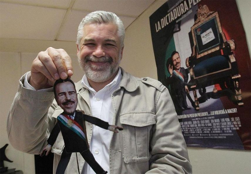 El celebrado realizador posa para la prensa durante una presentación en el vecino país. (EFE)