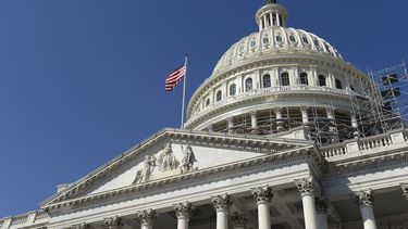 Una bandera estadounidense ondea sobre el Capitolio en Washington, el 6 de septiembre de 2016. Estados Unidos salió por primera vez de los 25 primeros puestos del Índice de Percepciones de Corrupción de Transparencia Internacional, que publicó el martes 25 de enero de 2022 su reporte de 2021.&nbsp;