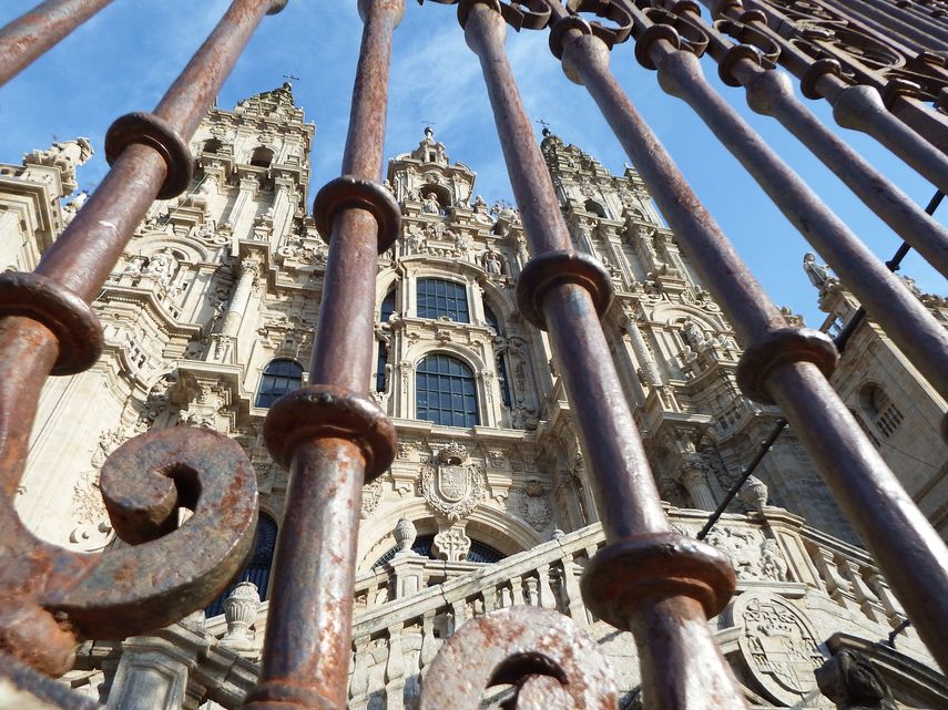 La fachada de la Catedral de Santiago, a través del enrejado.