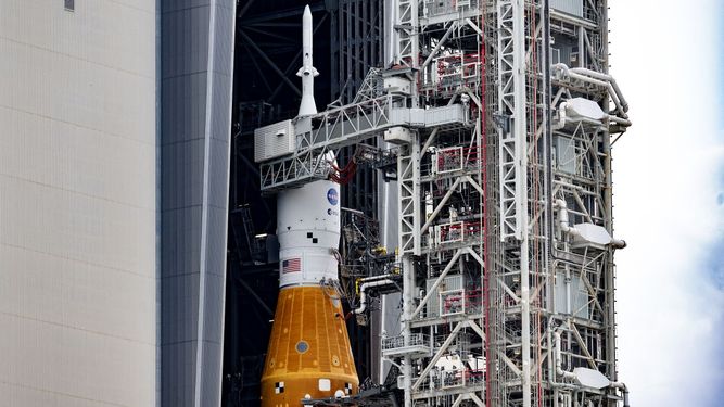 El cohete Artemis 1 que será enviado a la Luna.