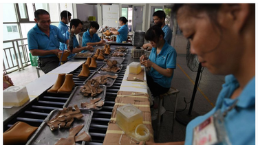 Foto de 2016 &nbsp;que muestra trabajadores en una línea de producción en la fábrica de zapatos Huajian, que tiene hacer alrededor de 100.000 zapatos de la marca Trump Ivanka, entre otras marcas.&nbsp;