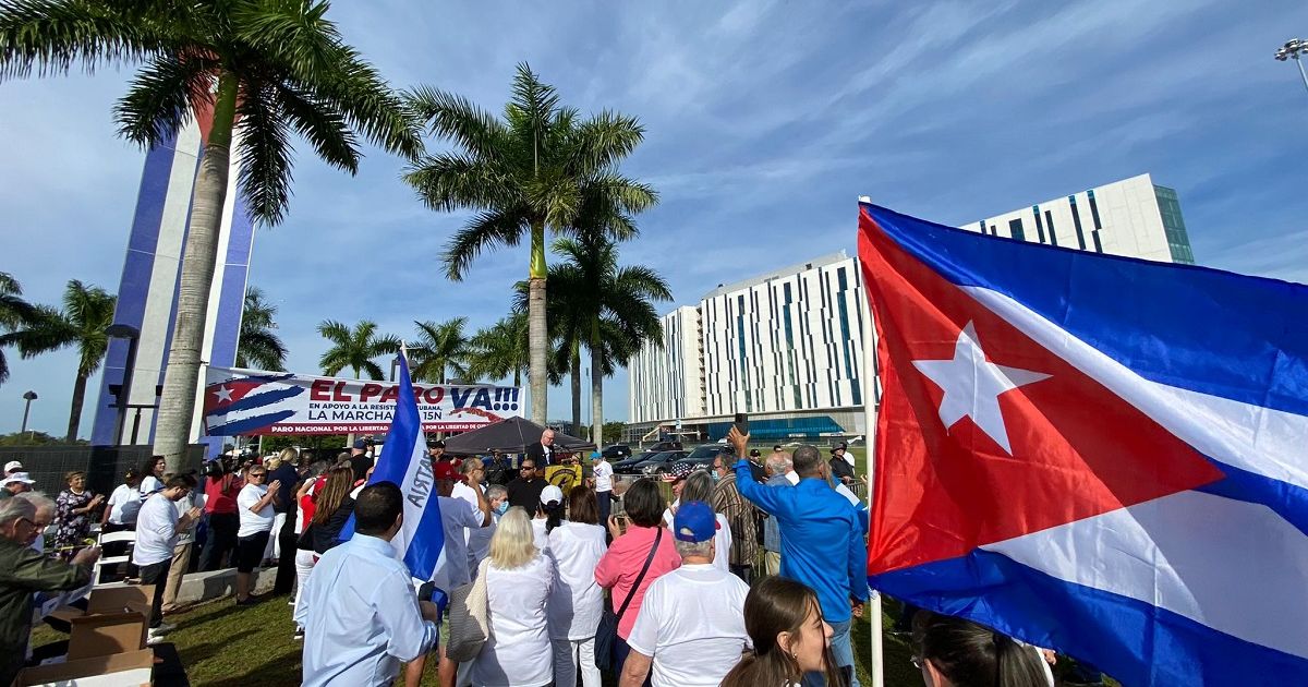 Exilio cubano en Miami conmemora el 20 de Mayo, un grito por la libertad y la república perdida