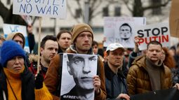 Un hombre sostiene una foto de Alexei Navaln en un mitin el 18 de febrero de 2024 frente a la embajada rusa en Berlín, tras la muerte de su principal crítico del Kremlin, Alexei Navalny, en una prisión del Ártico Un hombre sostiene una foto de Alexei Navaln en un mitin el 18 de febrero de 2024 frente a la embajada rusa en Berlín, tras la muerte de su principal crítico del Kremlin, Alexei Navalny, en una prisión del Ártico