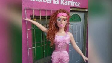 La artista se ha tomado con humor la elaboración de la piñata.