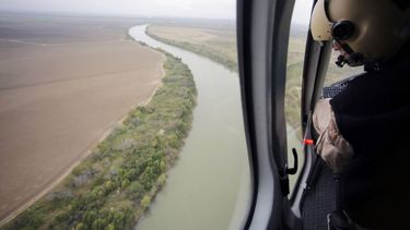 Agentes fronterizos estadounidenses patrullan desde el aire la zona del río que divide la frontera entre México y Texas.