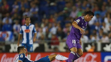 El defensa del RCD Espanyol Marc Roca (izquierda) pelea el balón con el centrocampista colombiano del&nbsp;Real&nbsp;Madrid, James Rodríguez