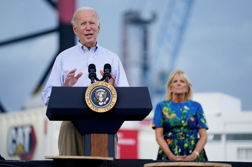 El presidente estadounidense Joe Biden, acompañado por la primera dama Jill Biden, ofrece declaraciones sobre el huracán Fiona, el lunes 3 de octubre de 2022, en Ponce, Puerto Rico.