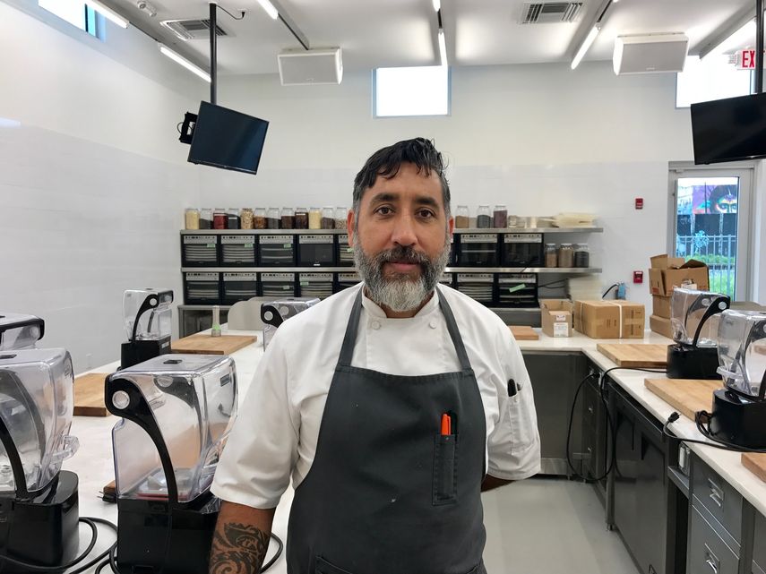 El chef Horacio Rivadeo en su cocina sin fogones.