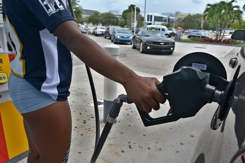 Fotografía de archivo de una persona abasteciendo su auto con gasolina en Miami.
