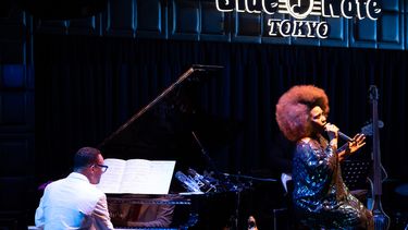 Los cubanos Aymée Nuviola y Gonzalo Rubalcaba actúan en el club de jazz Blue Note Tokyo, en la capital japonesa.&nbsp;