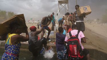 Inmigrantes cruzan el Río Grande para llegar a la ciudad texana de Del Río.