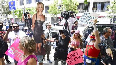 Un recorte de cartón de tamaño natural de Britney Spears en el que los fanáticos y simpatizantes se reúnen frente al Palacio de Justicia del Condado en Los Angeles, California, el 23 de junio de 2021, durante una audiencia programada en el caso de tutela de Spears.&nbsp;