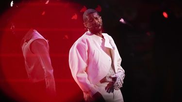Usher durante su presentación en el espectáculo de medio tiempo del Super Bowl 58 de la NFL entre los 49ers de San Francisco y los Chiefs de Kansas City el domingo 11 de febrero de 2024 en Las Vegas.