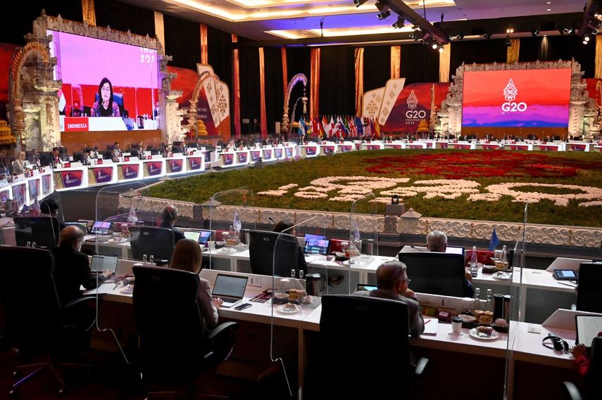 Delegados escuchan a la ministra de finanzas de Indonesia Sri Mulyani pronunciar un discurso en la reunión de ministros de finanzas y banqueros centrales del Grupo de los 20 en Bali, Indonesia, el 15 de julio el 2022.&nbsp;