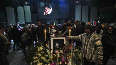 Personas en el funeral de la cantante chilena Cecilia La Incomparable Pantoja, en el Teatro Caupolican en Santiago, Chile, el martes 25 de julio de 2023.