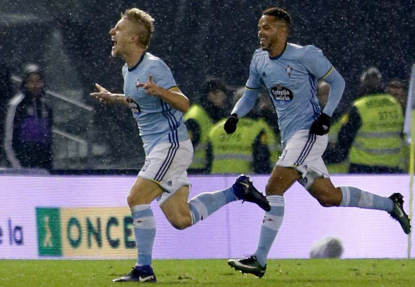 El centrocampista danés del Celta, Daniel Wass (izquierda), celebra tras marcar el gol que sentenciaría al conjunto merengue.