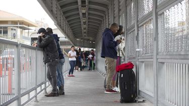 Un grupo de cubanos es visto en el paso fronterizo de Nuevo Laredo, México, un día después de la derogación de la política migratoria pies secos/pies mojados por parte de la administración Obama.