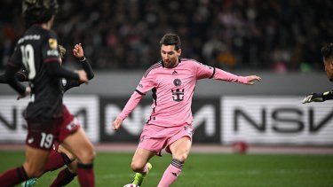 El delantero argentino del Inter de Miami, Lionel Messi (C), patea el balón durante la segunda mitad del partido amistoso de fútbol entre el Inter Miami de la Major League Soccer de Estados Unidos y el Vissel Kobe de la J-League de Japón en el Estadio Nacional de Tokio, el 7 de febrero de 2024. &nbsp;
